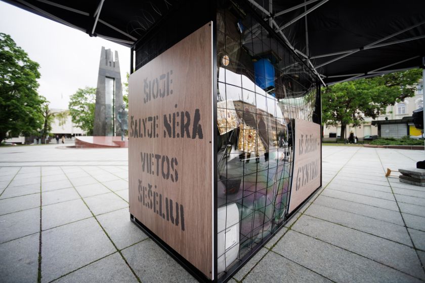 Visuomeninė akcija siekia priminti apie milijardus, kurie galėtų būti skiriami gynybai