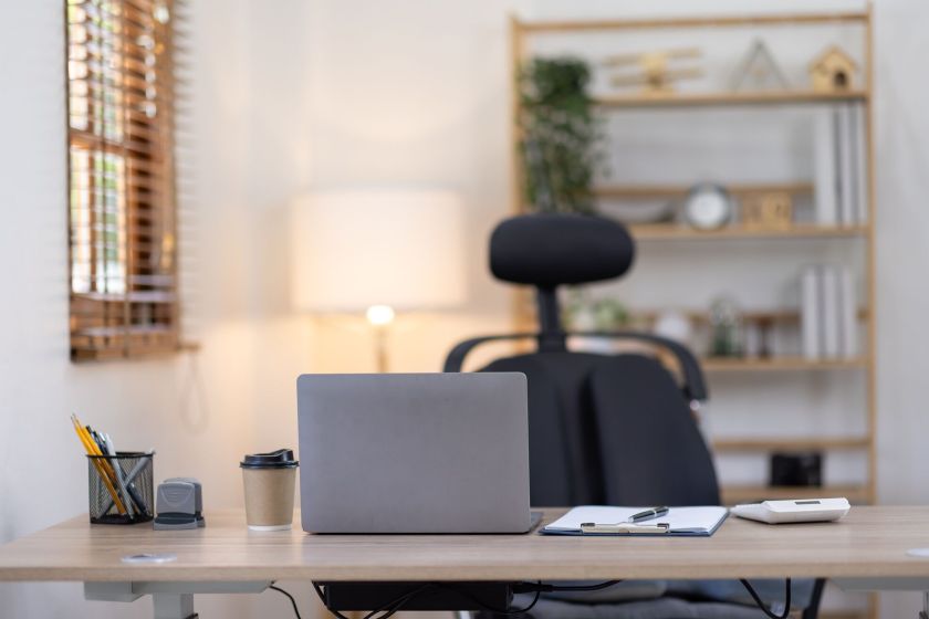 Išmanus šiuolaikinio biuro baldas, kuris – svarbesnis nei stalas