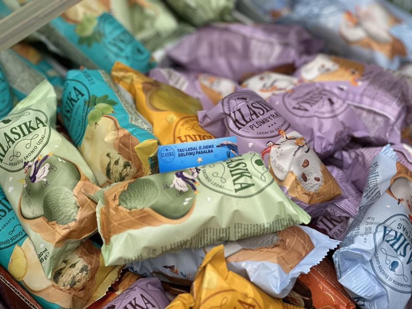 Skelbiama registracija nemokamai delfinų terapijai gauti: „Maxima“ kviečia šeimas, auginančius vaikus su negalia, siųsti anketas