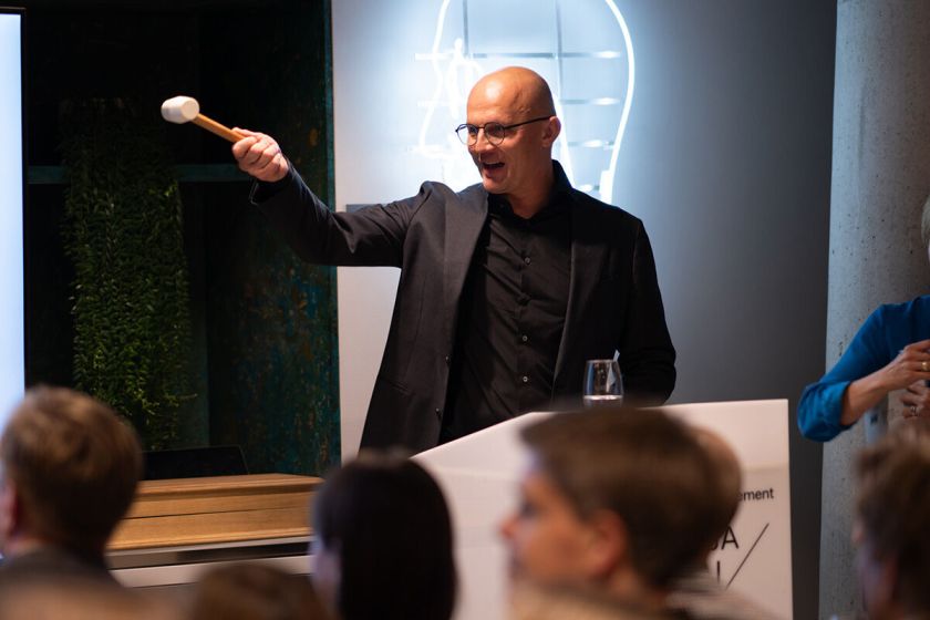 Tylus vakaras, garsi žinia: „Demus“ ir galerijos „Vartai“ aukcione – beveik 190 000 Eur solidarumo