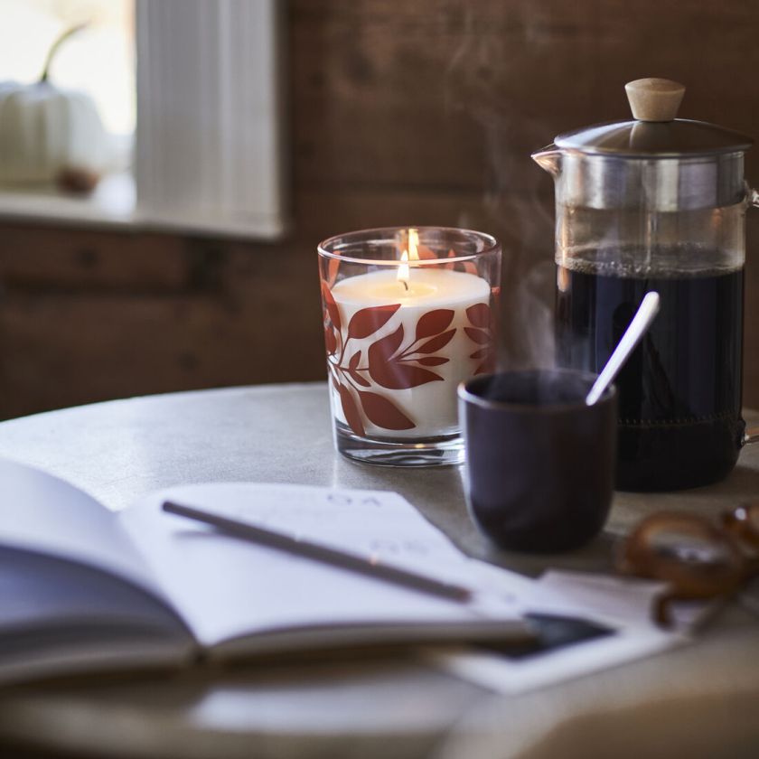 Namų žvakių pardavimai auga: dizainerė dalijasi patarimais, kaip kurti jaukią šviesą namuose