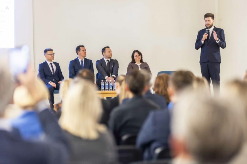 EIMIN ministras E. Grikšas pristatė strateginį subalansuotos ekonomikos planą „3i“
