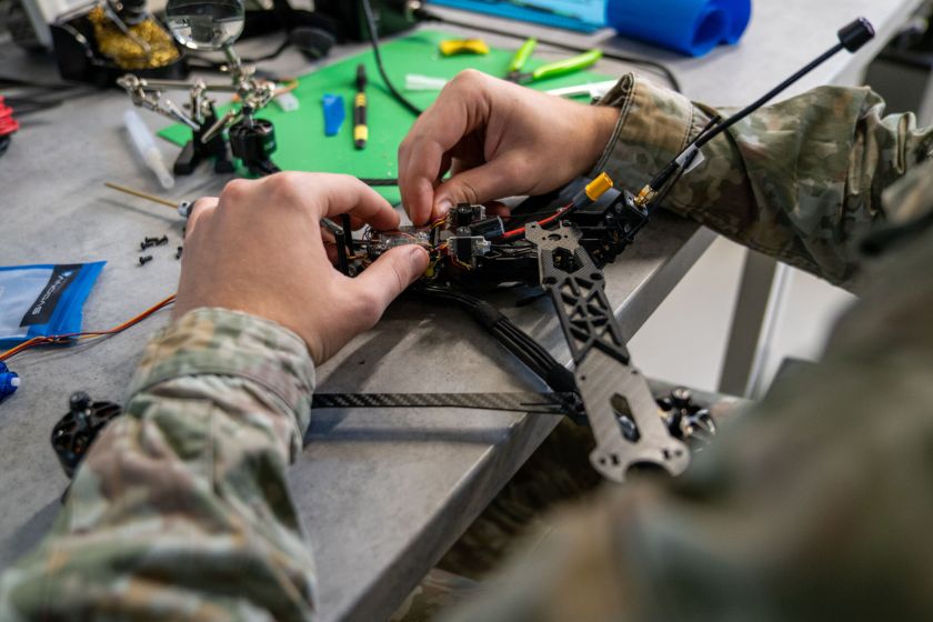 KTU laboratorijoje – pirmasis Lietuvos kariuomenės bepiločių orlaivių kursas