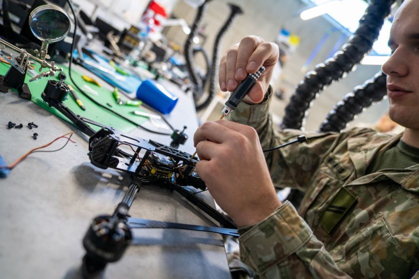 KTU laboratorijoje – pirmasis Lietuvos kariuomenės bepiločių orlaivių kursas