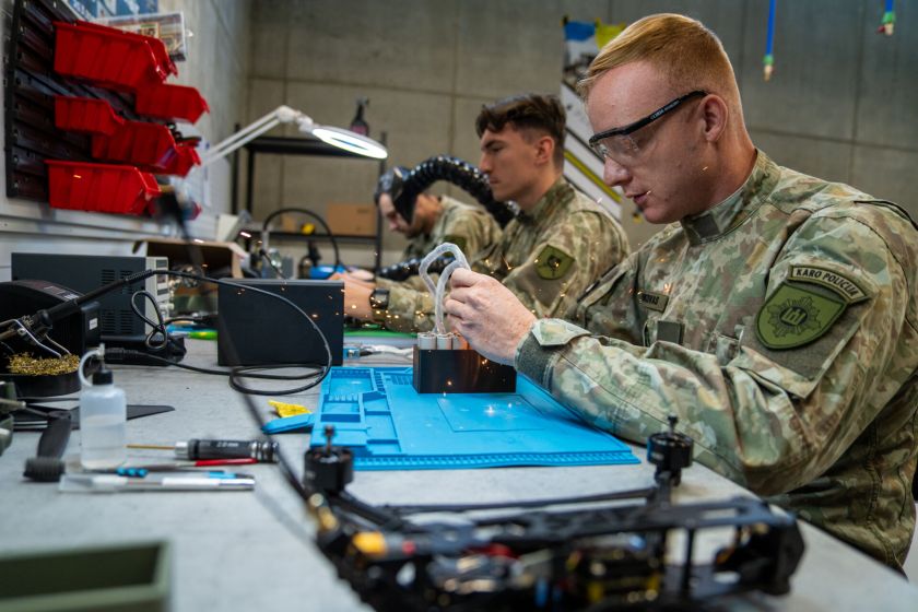 KTU laboratorijoje – pirmasis Lietuvos kariuomenės bepiločių orlaivių kursas