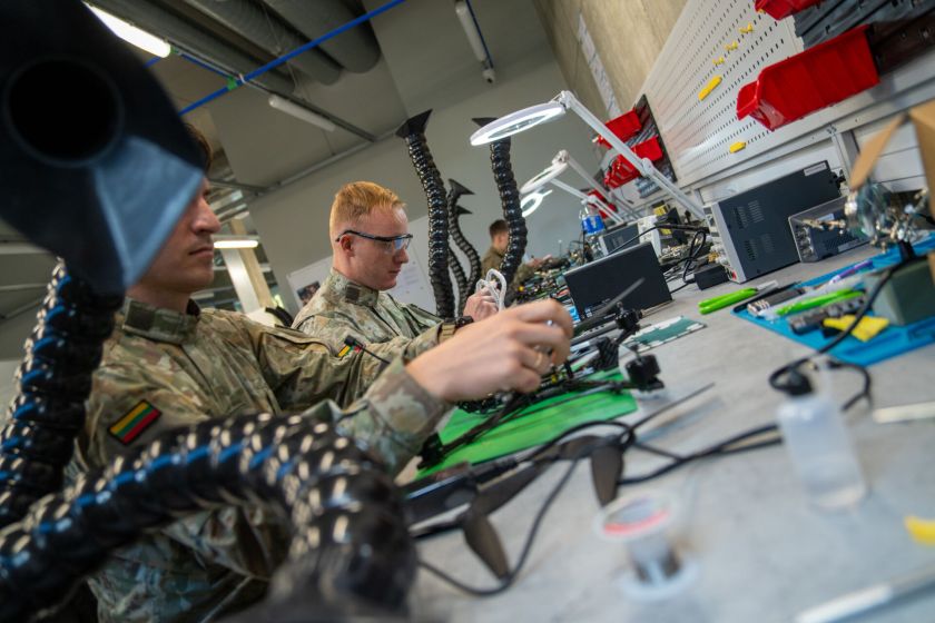 KTU laboratorijoje – pirmasis Lietuvos kariuomenės bepiločių orlaivių kursas