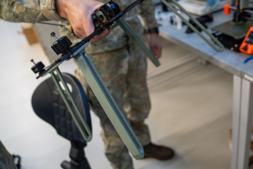 KTU laboratorijoje – pirmasis Lietuvos kariuomenės bepiločių orlaivių kursas