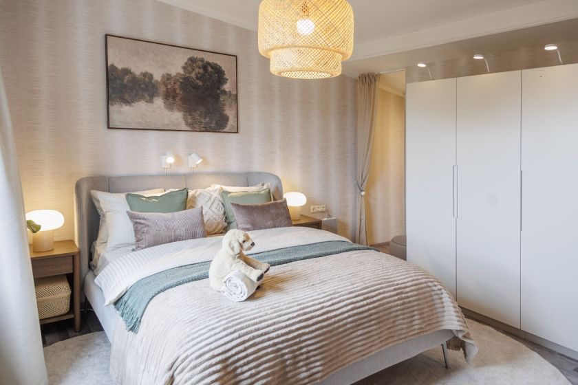 Ne tik poilsio zona: maži pokyčiai šeimos miegamąjį pavertė patogia laisvalaikio erdve