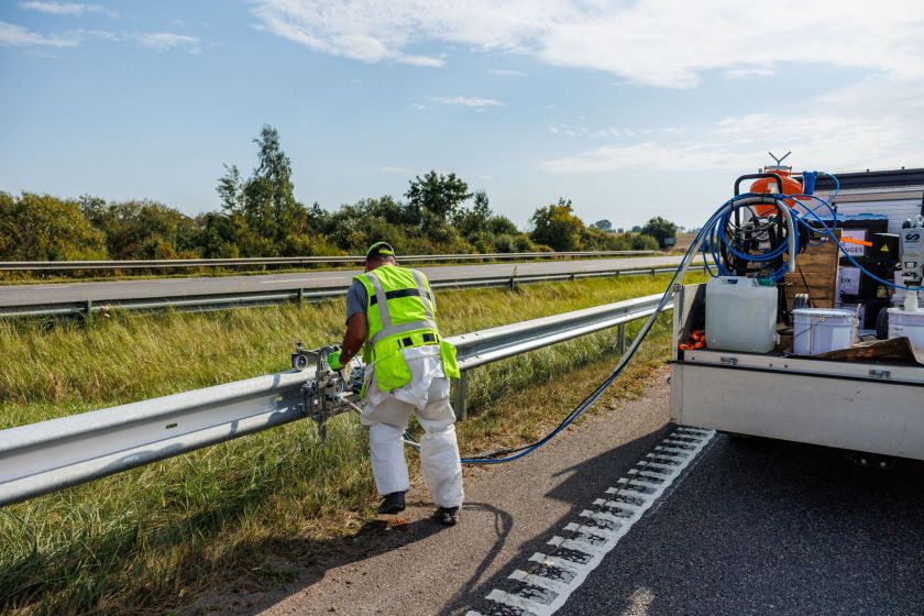 „Via Lietuva“ pristato naują kelių eismo saugumo sprendimą – atspindinčia danga pažymėti kelio atitvarai gali pagerinti matomumą sudėtingomis sąlygomis