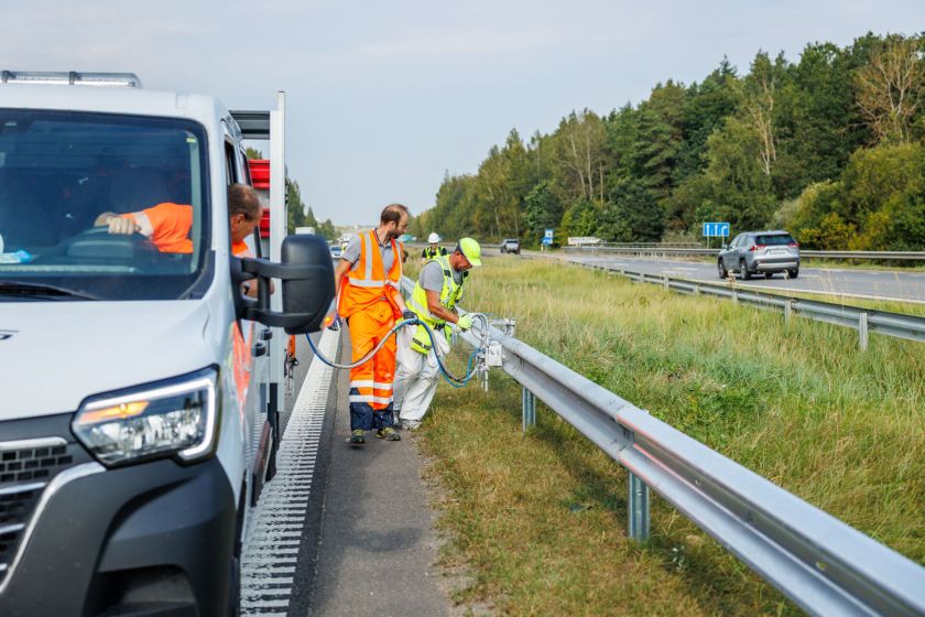 „Via Lietuva“ pristato naują kelių eismo saugumo sprendimą – atspindinčia danga pažymėti kelio atitvarai gali pagerinti matomumą sudėtingomis sąlygomis