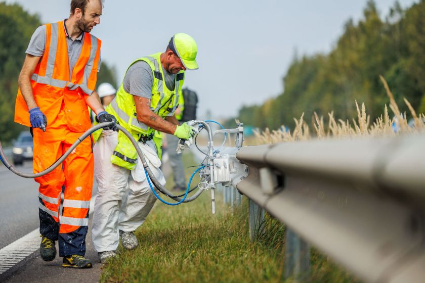 „Via Lietuva“ pristato naują kelių eismo saugumo sprendimą – atspindinčia danga pažymėti kelio atitvarai gali pagerinti matomumą sudėtingomis sąlygomis