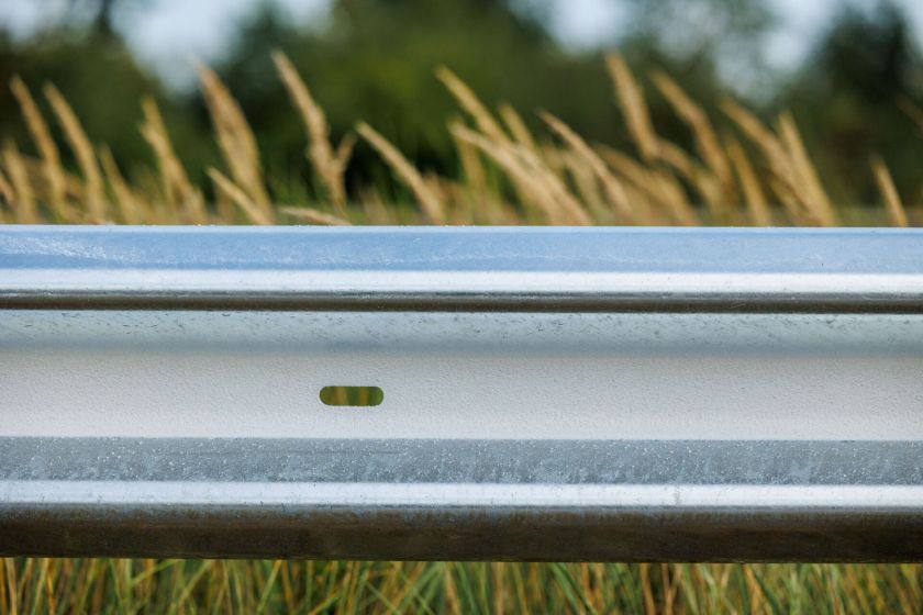 „Via Lietuva“ pristato naują kelių eismo saugumo sprendimą – atspindinčia danga pažymėti kelio atitvarai gali pagerinti matomumą sudėtingomis sąlygomis