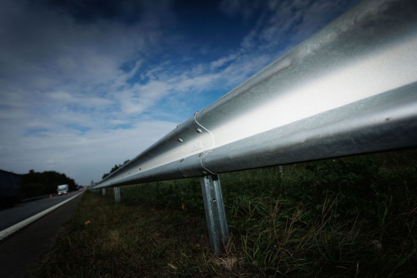 „Via Lietuva“ pristato naują kelių eismo saugumo sprendimą – atspindinčia danga pažymėti kelio atitvarai gali pagerinti matomumą sudėtingomis sąlygomis