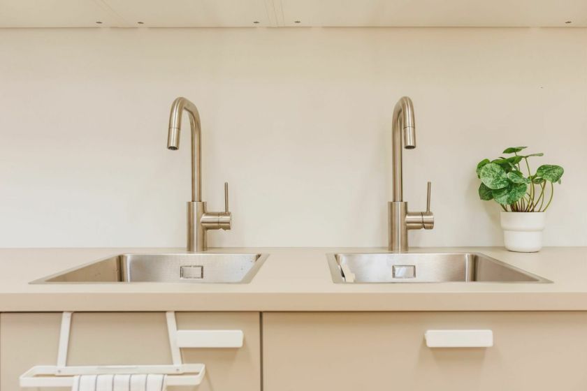 Mažų erdvių dizaino galimybės: kaip 37 kv. metrų patalpa virto daugiafunkce kūrybos studija