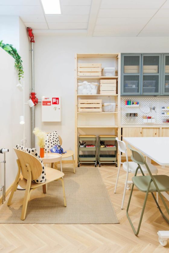 Mažų erdvių dizaino galimybės: kaip 37 kv. metrų patalpa virto daugiafunkce kūrybos studija