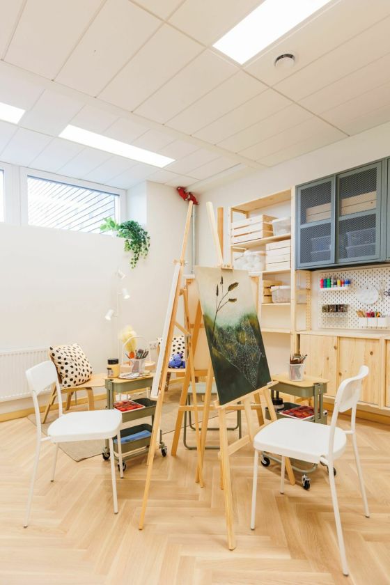 Mažų erdvių dizaino galimybės: kaip 37 kv. metrų patalpa virto daugiafunkce kūrybos studija