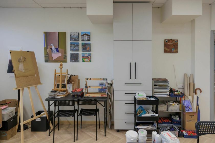 Mažų erdvių dizaino galimybės: kaip 37 kv. metrų patalpa virto daugiafunkce kūrybos studija