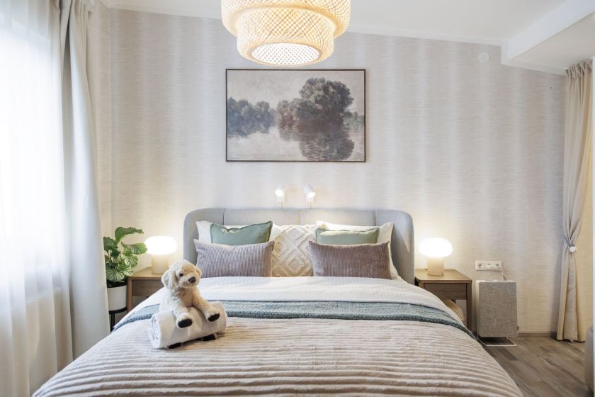 Ne tik poilsio zona: maži pokyčiai šeimos miegamąjį pavertė patogia laisvalaikio erdve