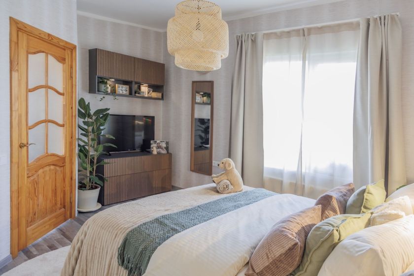 Ne tik poilsio zona: maži pokyčiai šeimos miegamąjį pavertė patogia laisvalaikio erdve