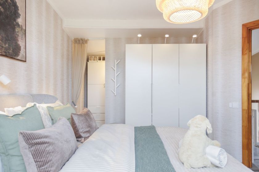 Ne tik poilsio zona: maži pokyčiai šeimos miegamąjį pavertė patogia laisvalaikio erdve