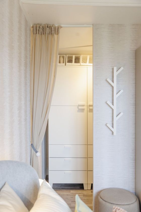 Ne tik poilsio zona: maži pokyčiai šeimos miegamąjį pavertė patogia laisvalaikio erdve