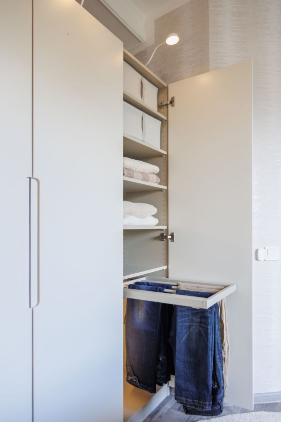 Ne tik poilsio zona: maži pokyčiai šeimos miegamąjį pavertė patogia laisvalaikio erdve