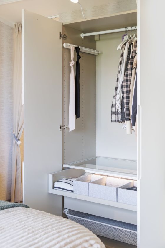 Ne tik poilsio zona: maži pokyčiai šeimos miegamąjį pavertė patogia laisvalaikio erdve