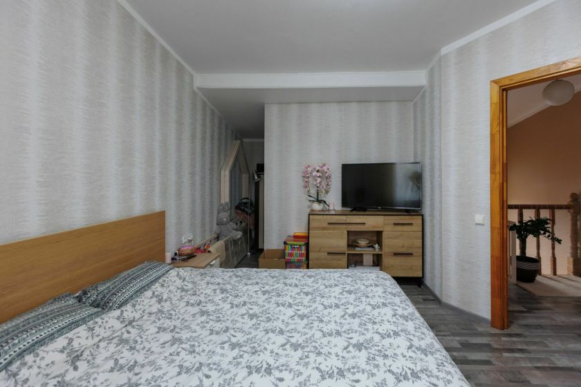 Ne tik poilsio zona: maži pokyčiai šeimos miegamąjį pavertė patogia laisvalaikio erdve