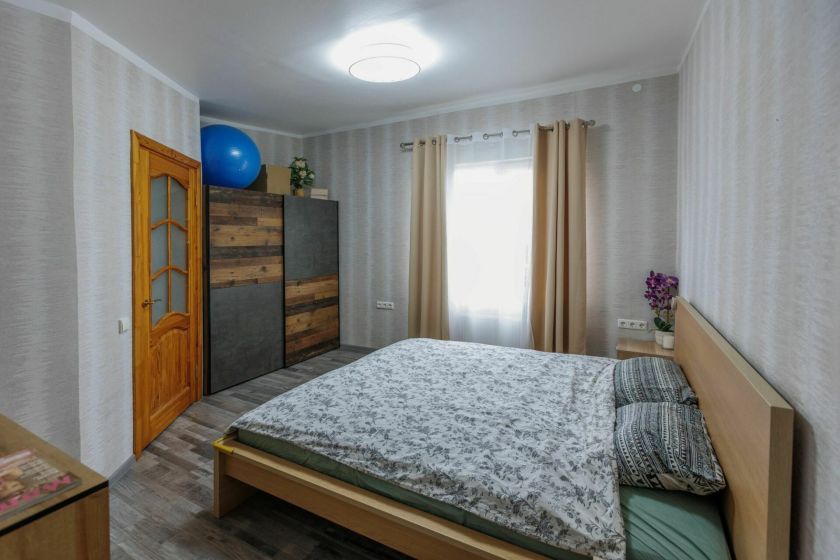 Ne tik poilsio zona: maži pokyčiai šeimos miegamąjį pavertė patogia laisvalaikio erdve