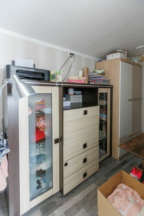 Ne tik poilsio zona: maži pokyčiai šeimos miegamąjį pavertė patogia laisvalaikio erdve