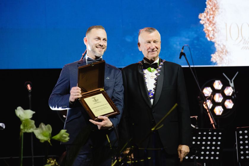 Kauno sporto halėje – įspūdingas verslo bendruomenės vakaras: 500 svečių ir apdovanojimai metų verslo lyderiams