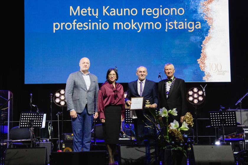 Kauno sporto halėje – įspūdingas verslo bendruomenės vakaras: 500 svečių ir apdovanojimai metų verslo lyderiams