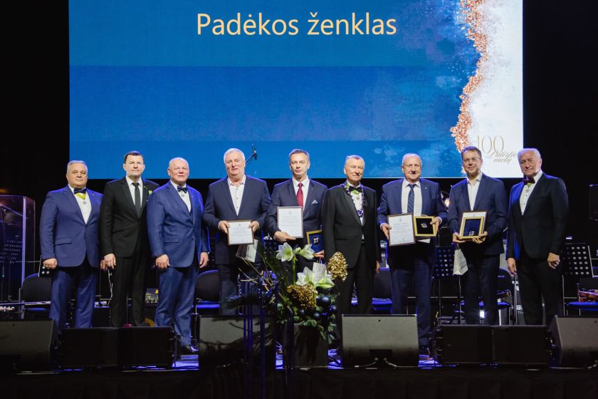 Kauno sporto halėje – įspūdingas verslo bendruomenės vakaras: 500 svečių ir apdovanojimai metų verslo lyderiams