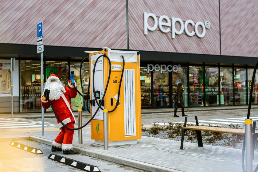 Prekybos parke „TOWER“ jau lankosi Kalėdų Senelis su staigmenomis