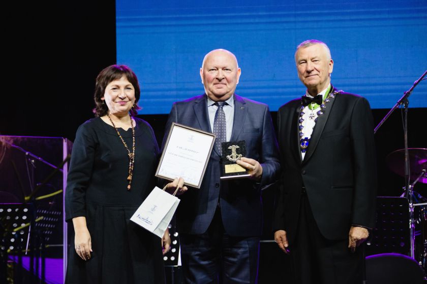 Kauno sporto halėje – įspūdingas verslo bendruomenės vakaras: 500 svečių ir apdovanojimai metų verslo lyderiams