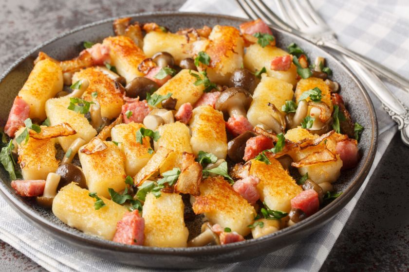 Nostalgiški ir pigūs bulvių patiekalai sušildys žvarbią žiemą: švilpikai, šilkinė košė ir kugelis su grybais